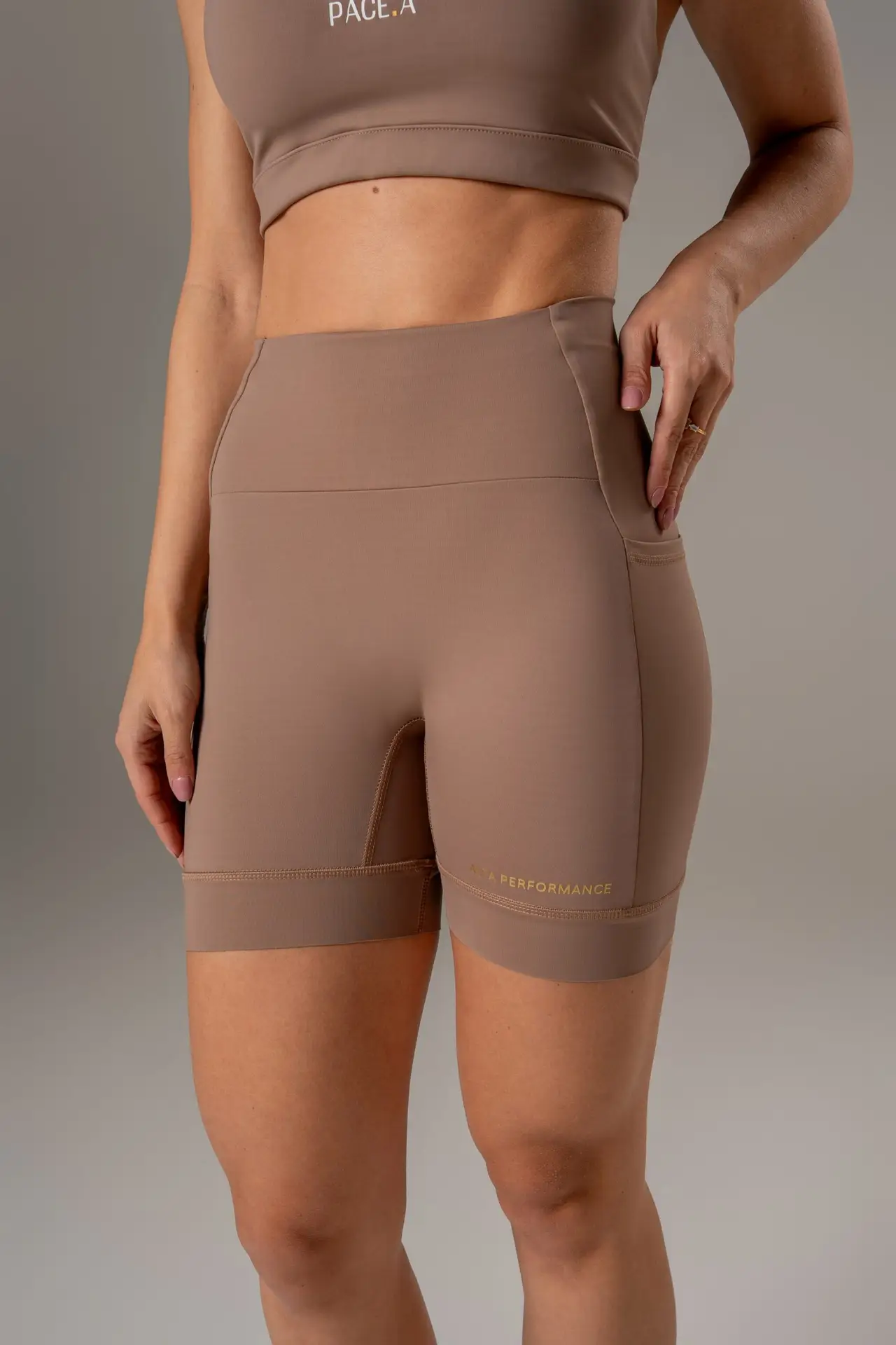 Short Alta Performance Sem costura frontal- Avelã